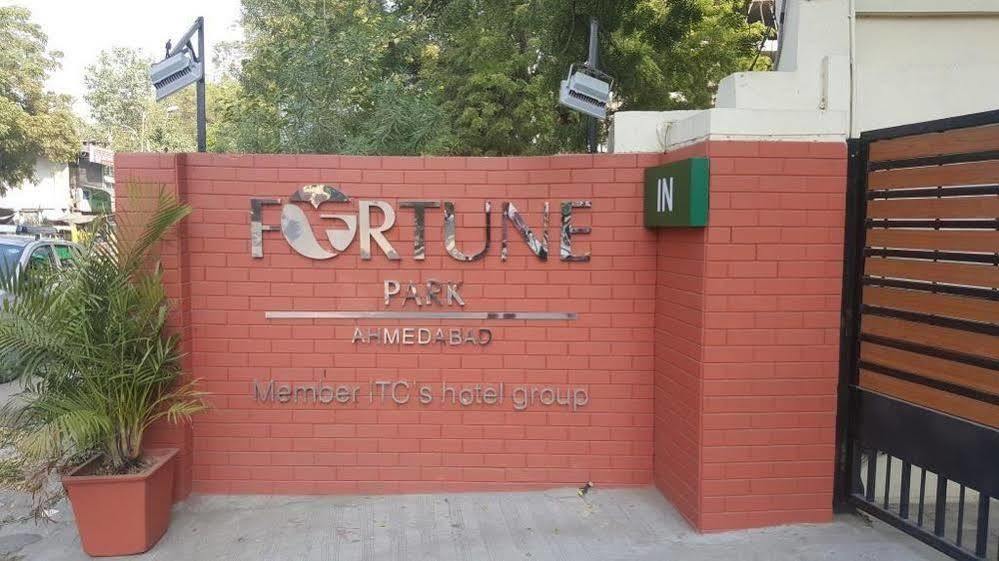 Fortune Park Ahmedabad Esterno foto